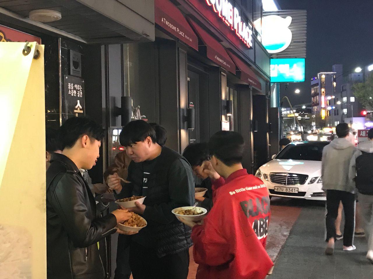  Noryangjin Cupbap Street Street that has numerous cheap and delicious food stalls. You can have a full meal with just ₩3,000!